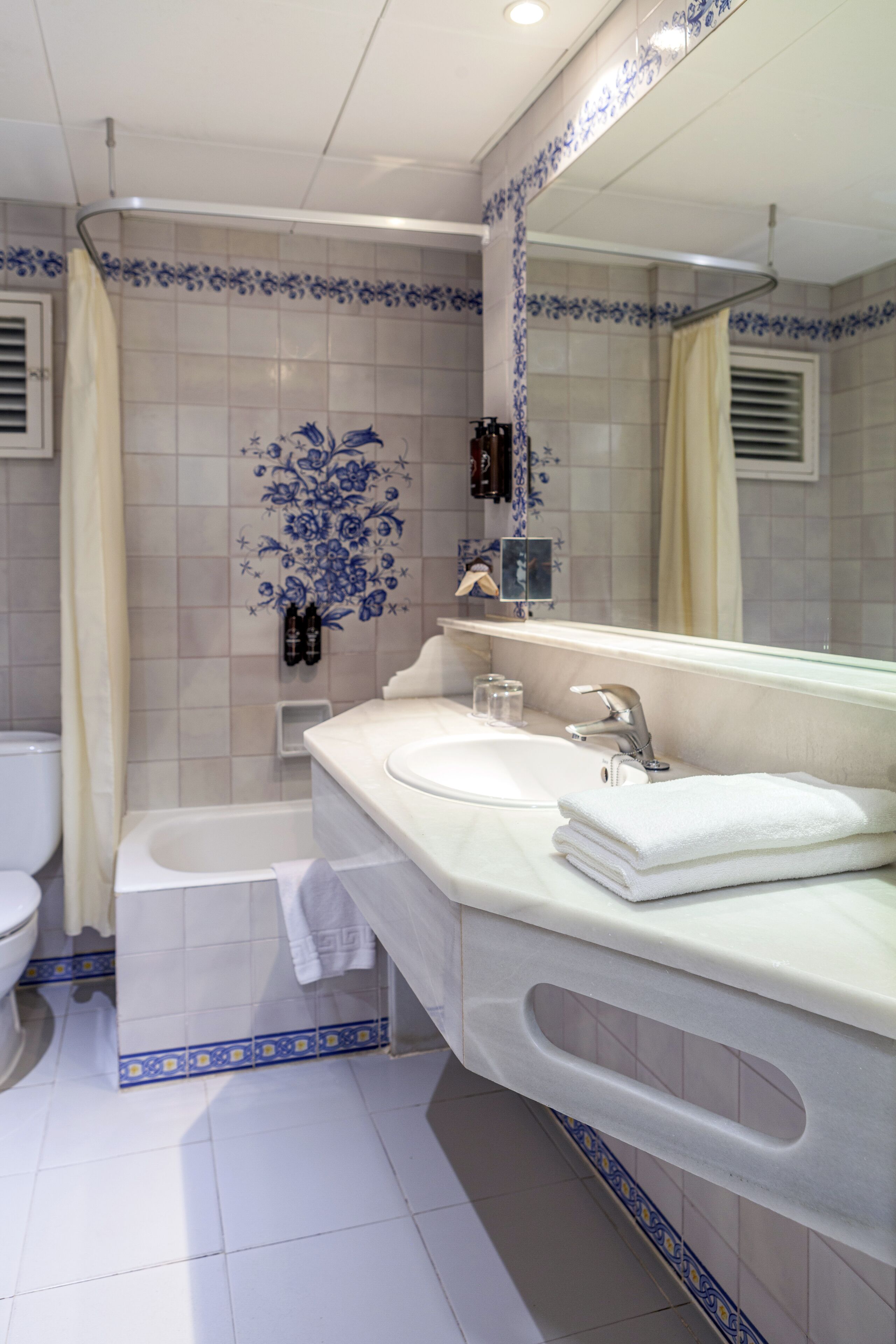 combined shower/bathtub, eco-friendly toiletries, hair dryer, towels