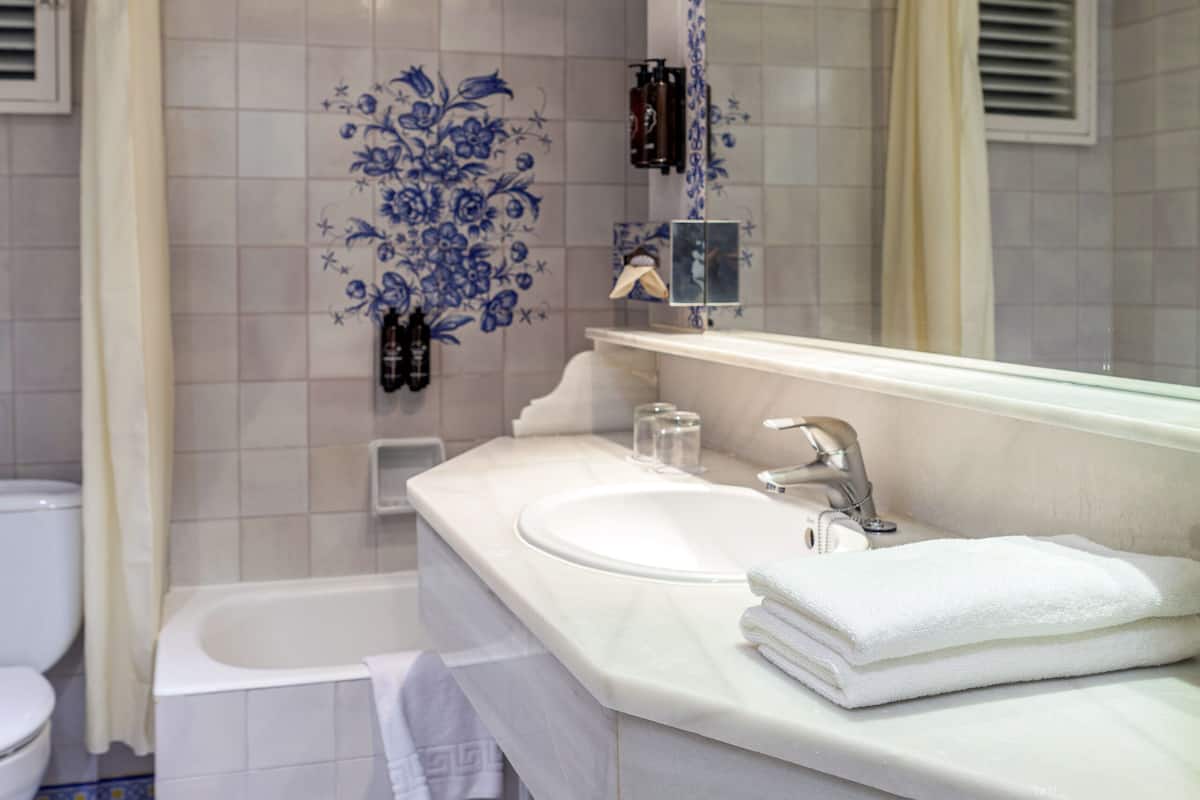 combined shower/bathtub, eco-friendly toiletries, hair dryer, towels
