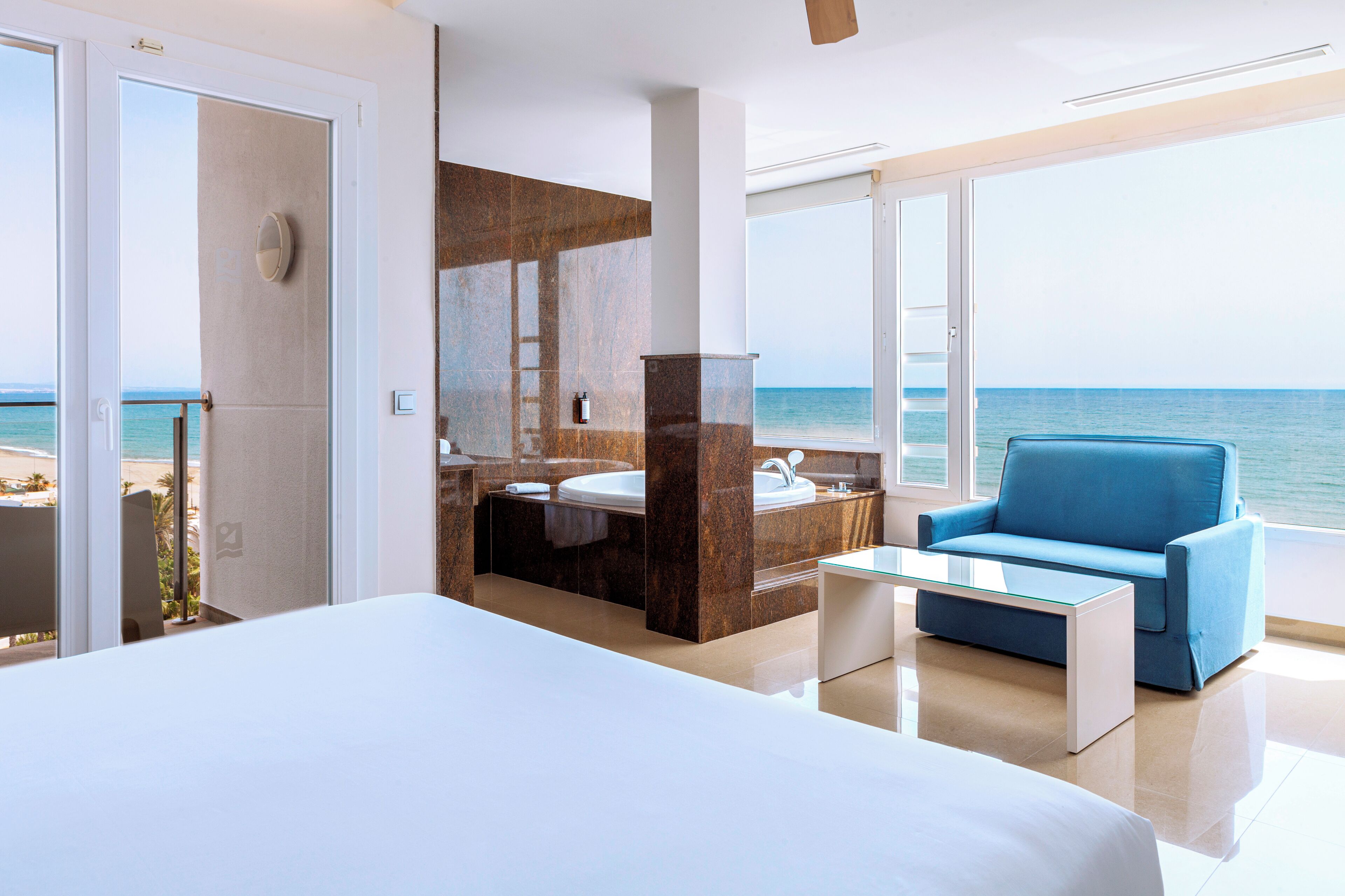 Minibar, soundproofing, free WiFi, bed sheets