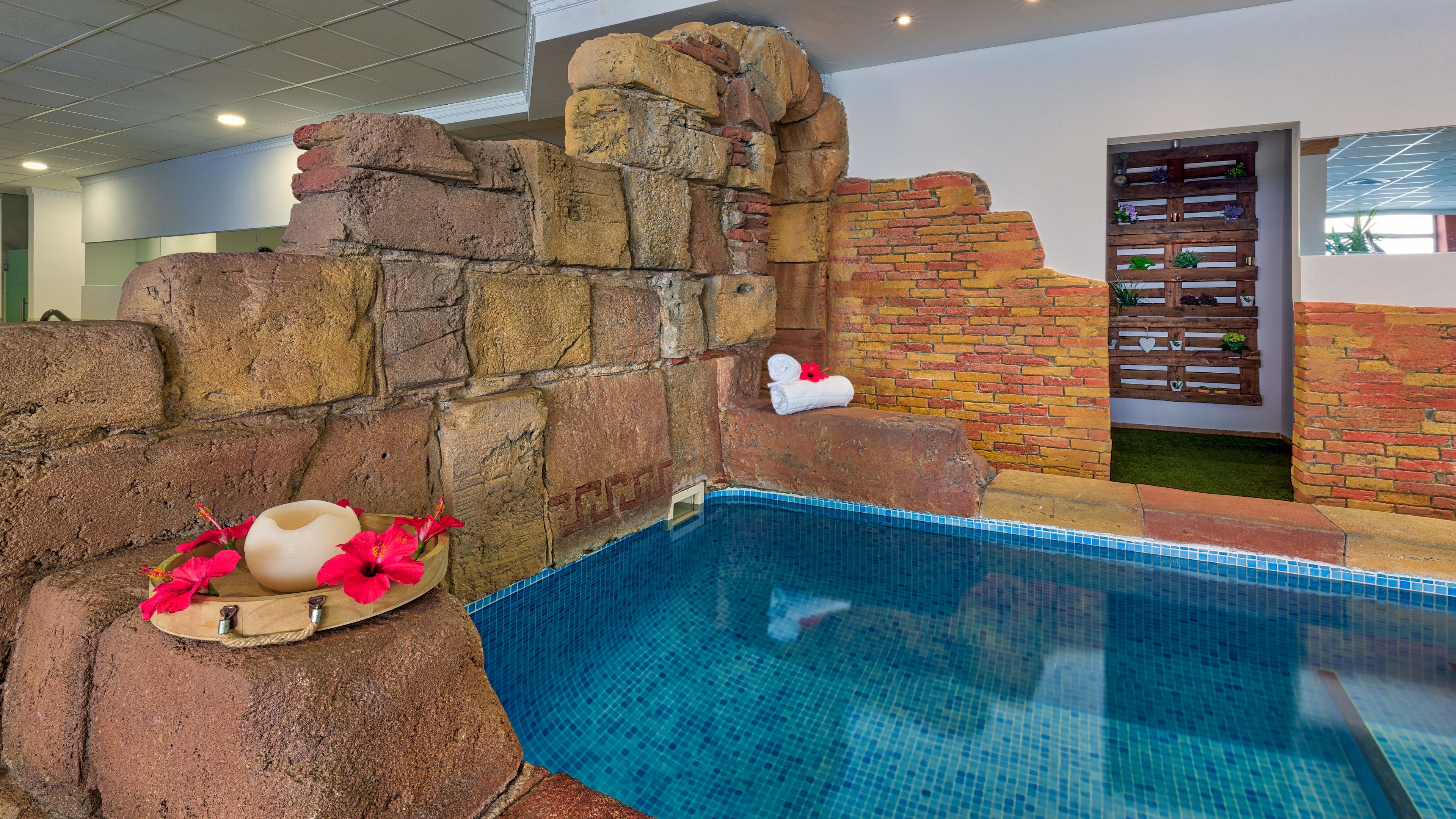 sauna, hot tub, turkish bath/hammam, aromatherapy, hot stone massages