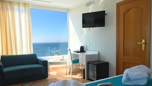 A hotel room with a balcony, a desk, a television, and a minibar. - Playasol Hotel (Roquetas de Mar)
