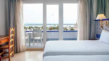 Tweepersoonskamer, gedeeltelijk uitzicht op zee | Een minibar, geluiddichte muren, gratis wifi, beddengoed