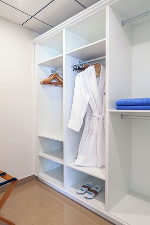 Junior Suite, Sea View | Minibar, soundproofing, free WiFi, bed sheets