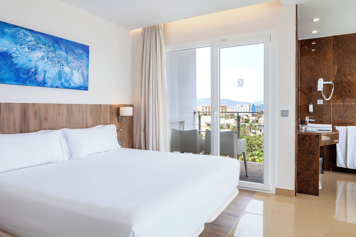 Junior Suite, Sea View | Minibar, soundproofing, free WiFi, bed sheets