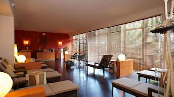 Sauna, tina de hidromasaje, tratamientos corporales y aromaterapia