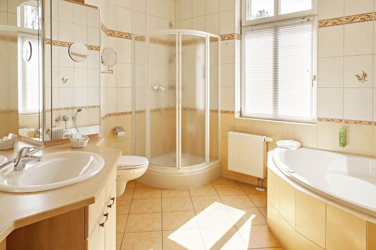 suite (villa building) | bathroom | free toiletries, hair dryer, bathrobes, slippers