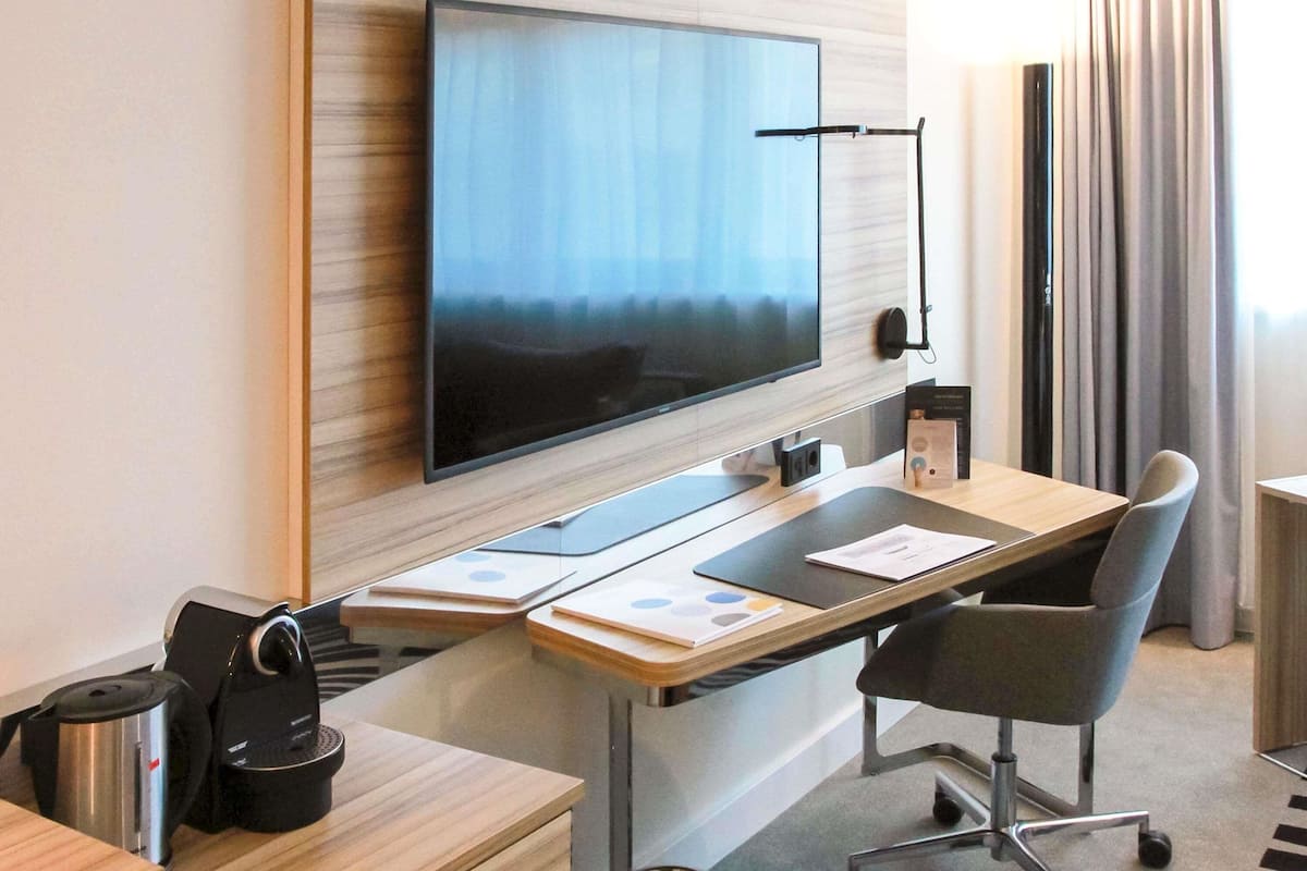 Business Room, 1 Double Bed | In-room safe, desk, blackout drapes, iron/ironing board