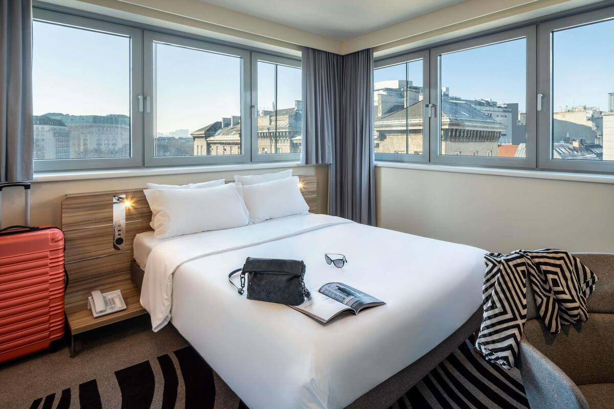 Cofres nos quartos, escrivaninha, cortinas blackout, berços grátis