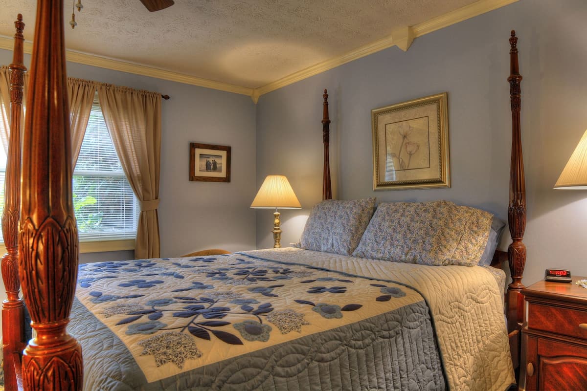 Phòng, phòng tắm riêng (Blue Room) | Bộ đồ giường cao cấp, nệm có lớp đệm bông, bàn ủi/dụng cụ ủi quần áo 