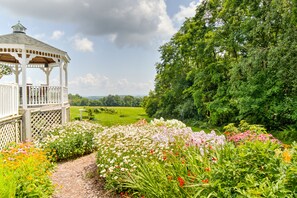 Garden - Los Gatos Bed & Breakfast (Penn Yan)