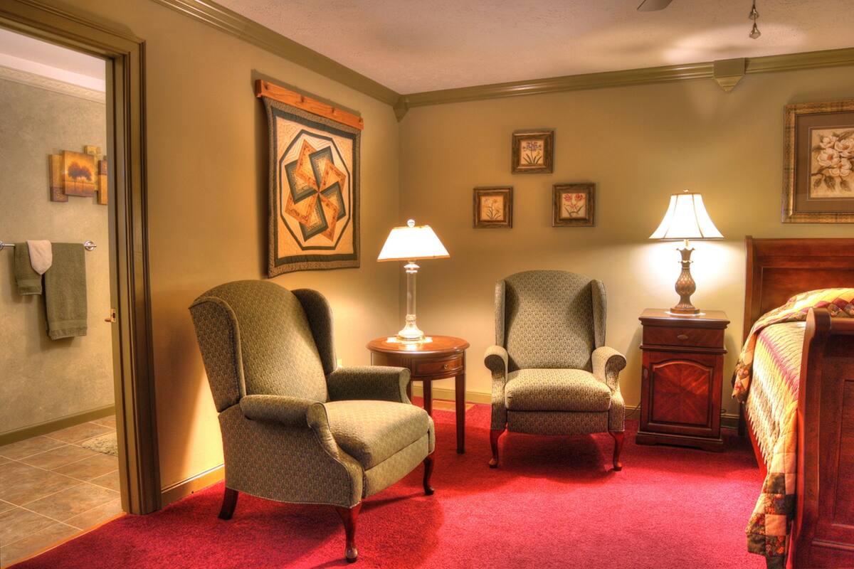 Phòng, phòng tắm riêng (Sage Room) | Bộ đồ giường cao cấp, nệm có lớp đệm bông, bàn ủi/dụng cụ ủi quần áo 
