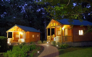 Front of property – evening/night - Los Gatos Bed & Breakfast (Penn Yan)