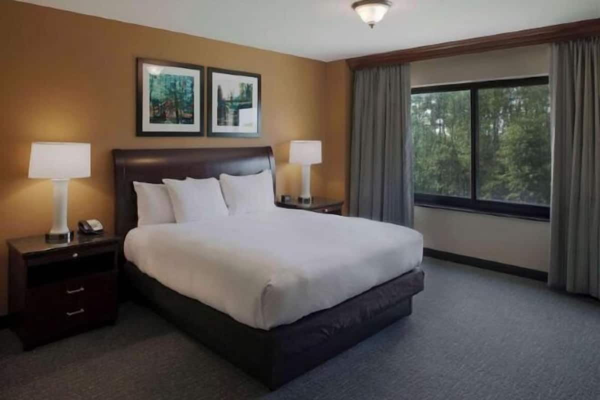 Peti besi dalam bilik, meja, ruang kerja komputer riba