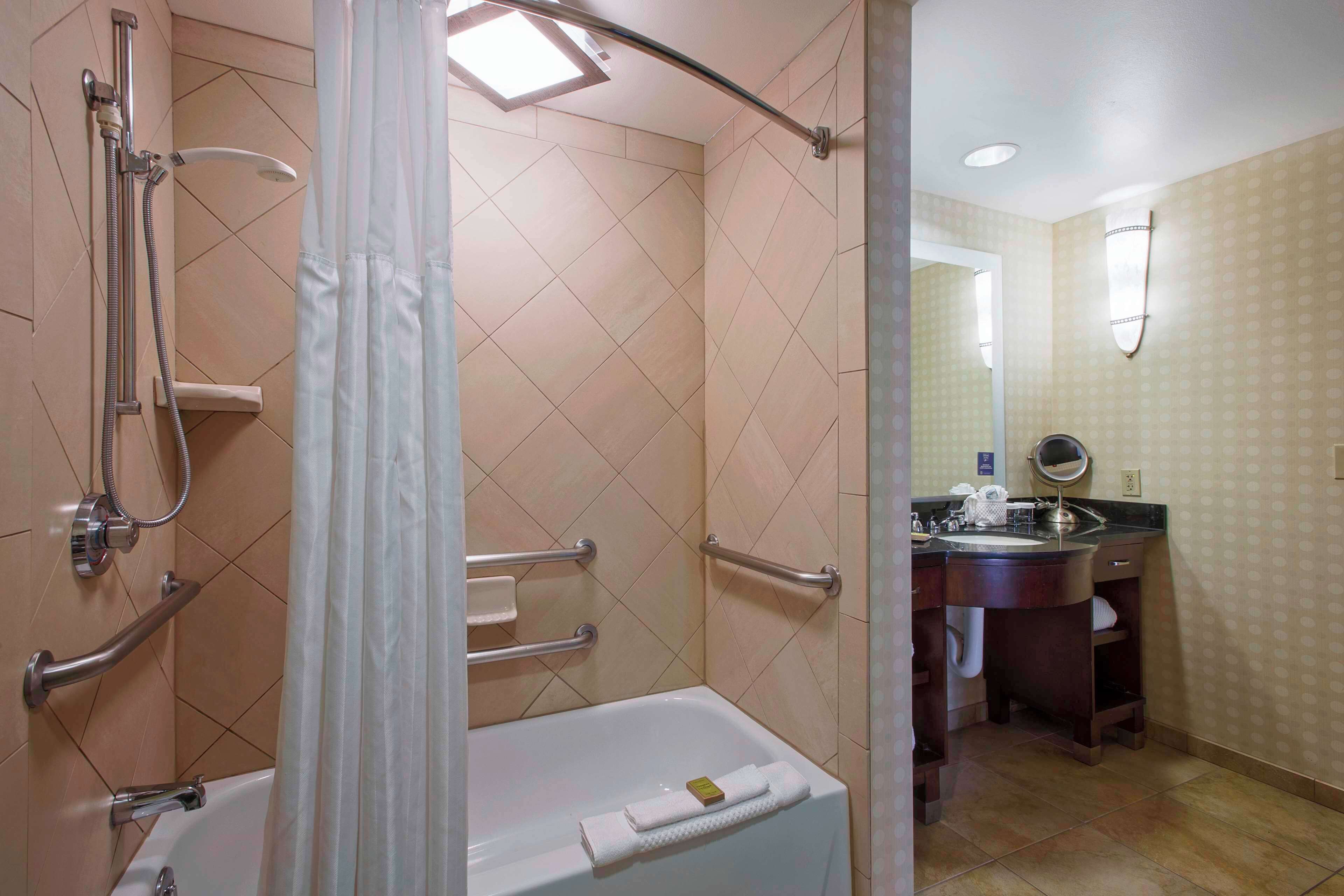 Un baño con ducha, inodoro y lavamanos.