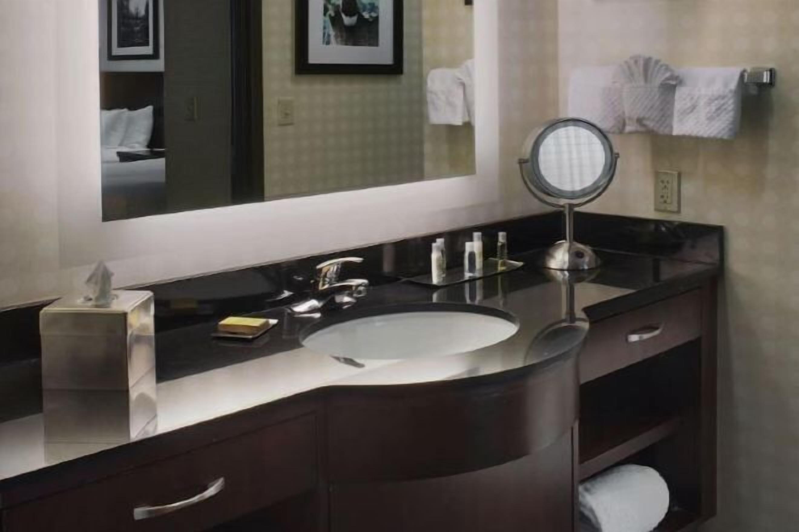 Combined shower/bathtub, free toiletries, hair dryer, towels