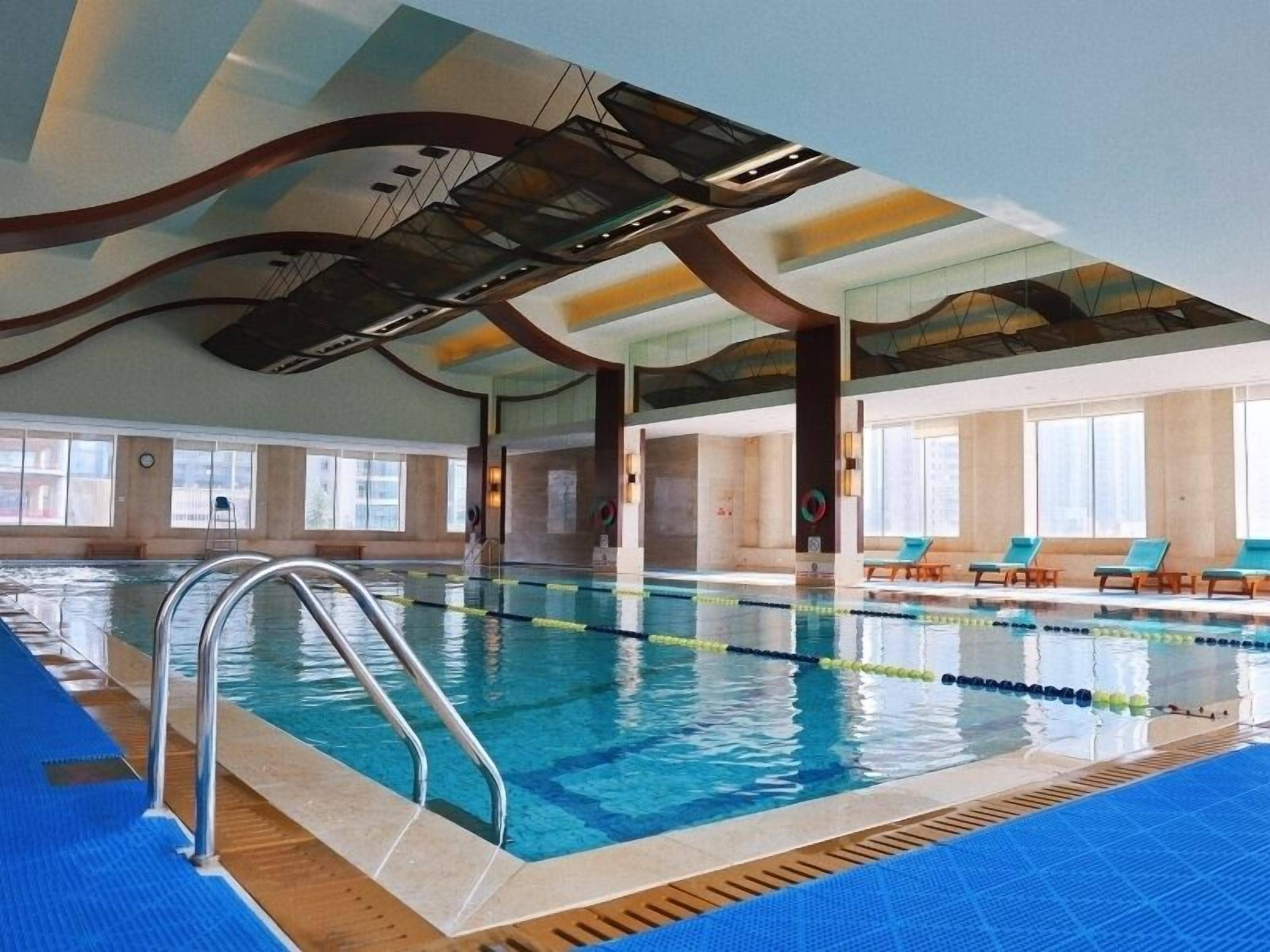 Piscine couverte, maîtres-nageurs sur place