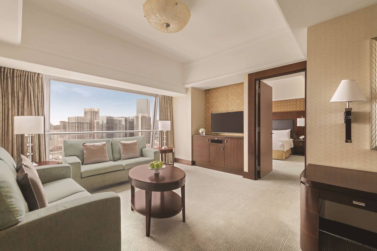 executive suite | minibar, in-room safe, desk, laptop workspace