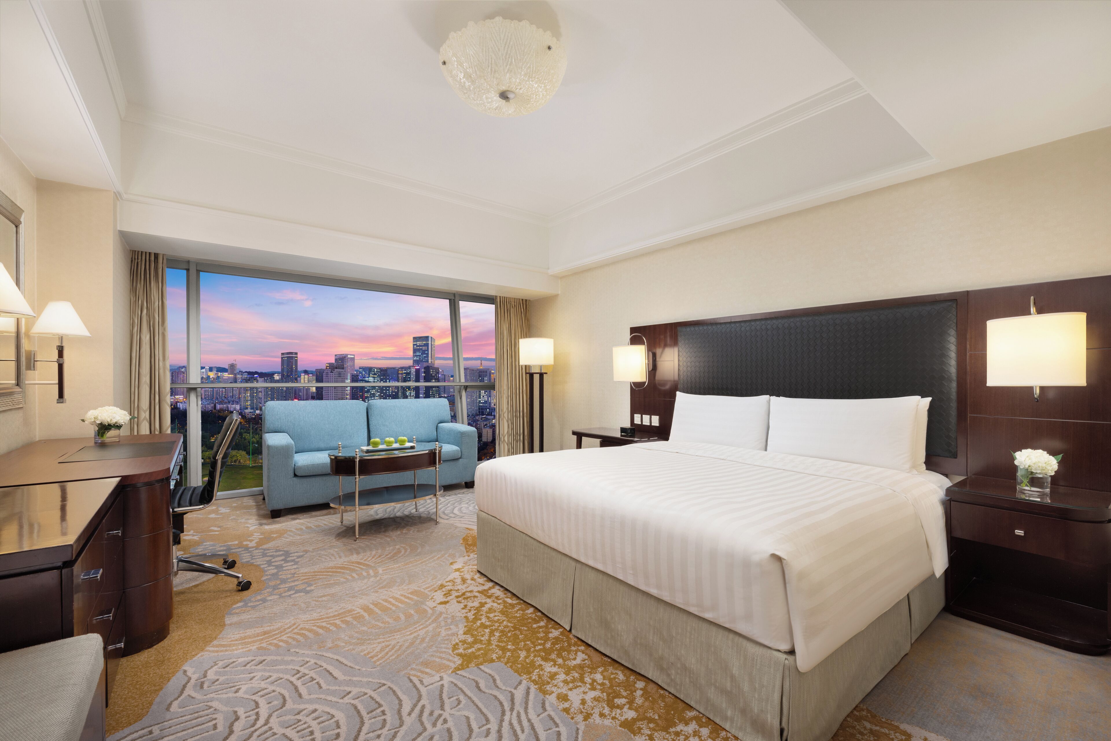 Horizon Club, Room, 1 King Bed | Minibar, in-room safe, desk, laptop workspace