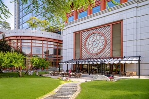 4 間餐廳，供應早餐、午餐和晚餐，當地和國際料理