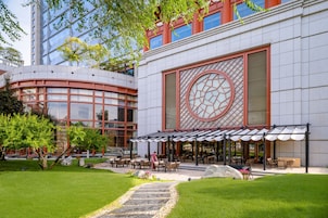 4 restaurants, breakfast, lunch served; local and international cuisine