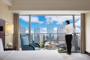 Minibar, in-room safe, desk, laptop workspace - Shangri-La Xian (Xi'an)