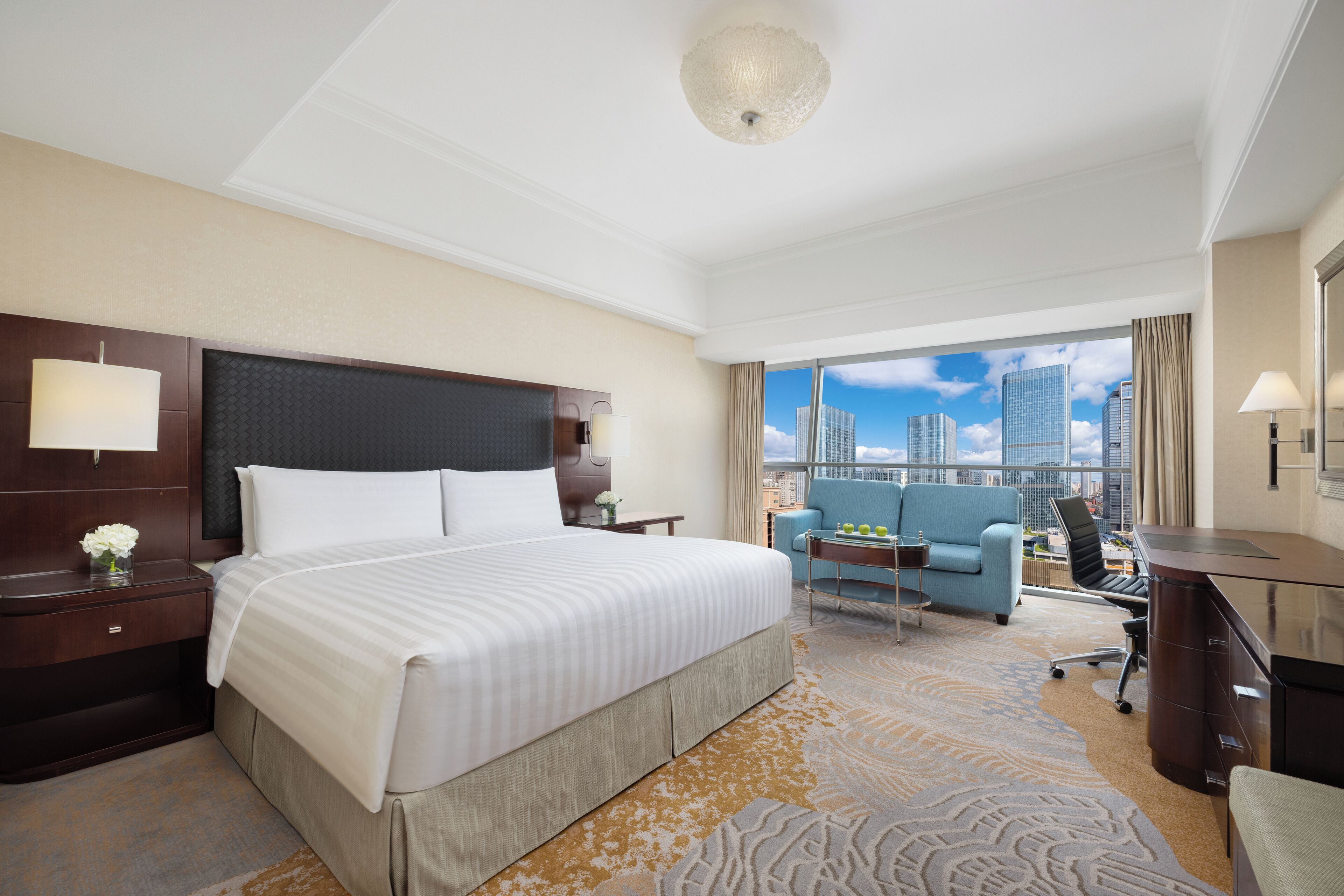 Deluxe City View King | Minibar, in-room safe, desk, laptop workspace