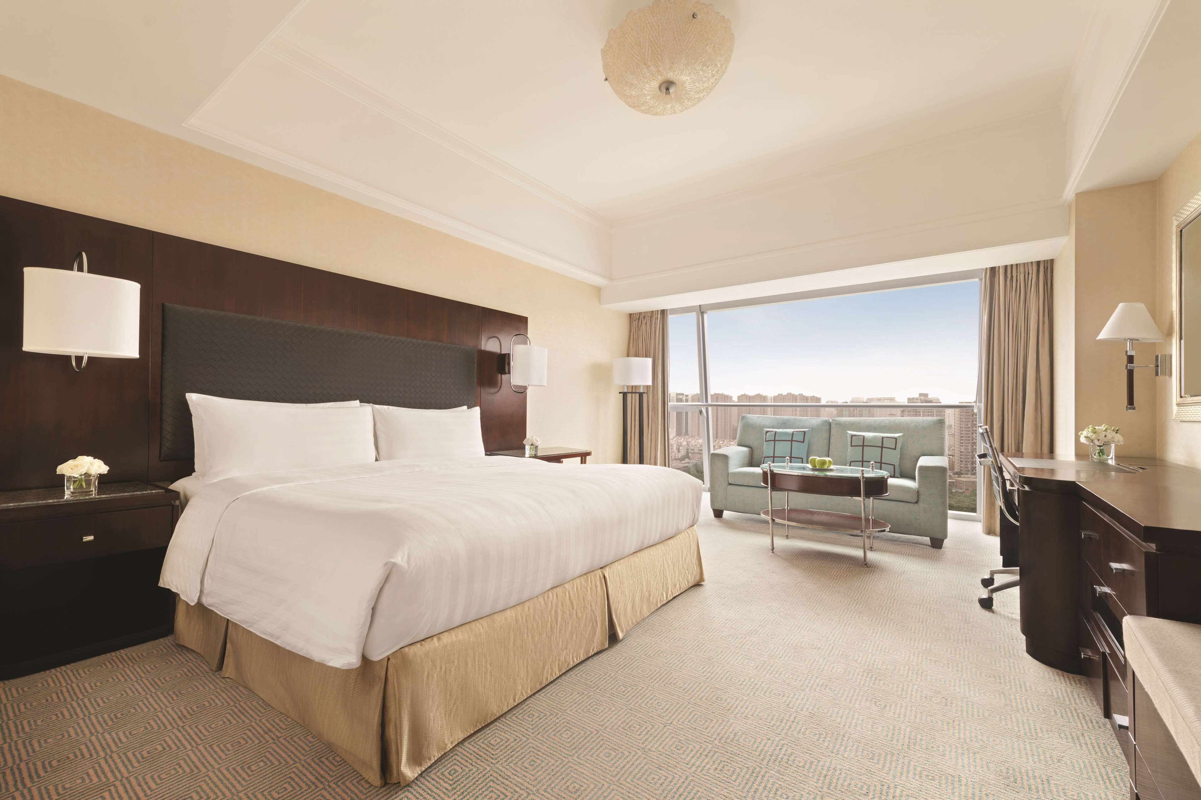 lobby lounge, garden views, open daily