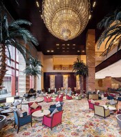 Lounge en el lobby, con vista al jardín, abre todos los días 