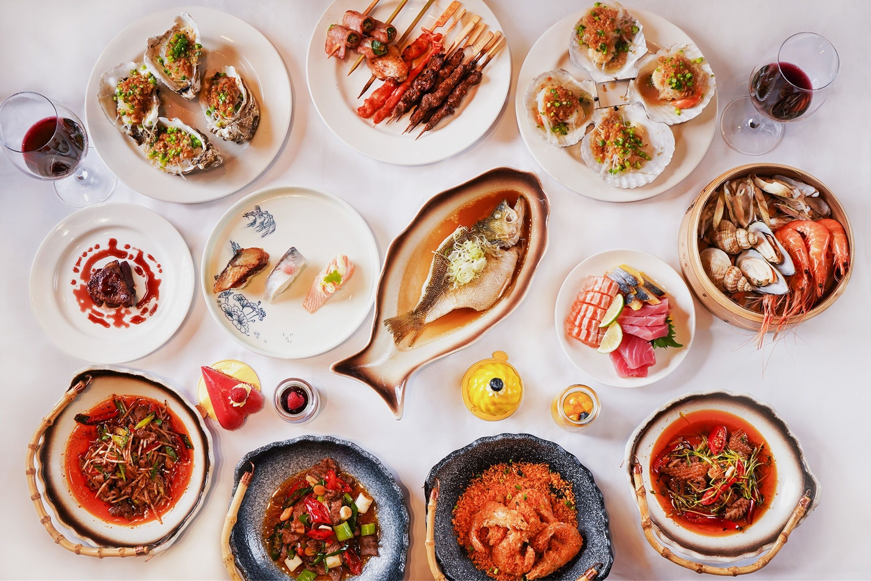 Une variété de plats de fruits de mer disposés sur une table.