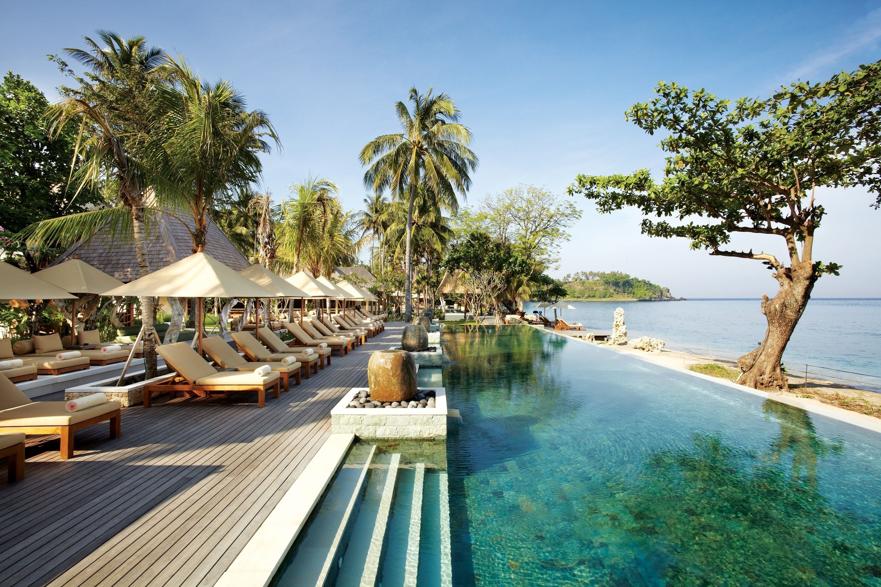 3 utendørsbassenger, bassengparasoller og solsenger