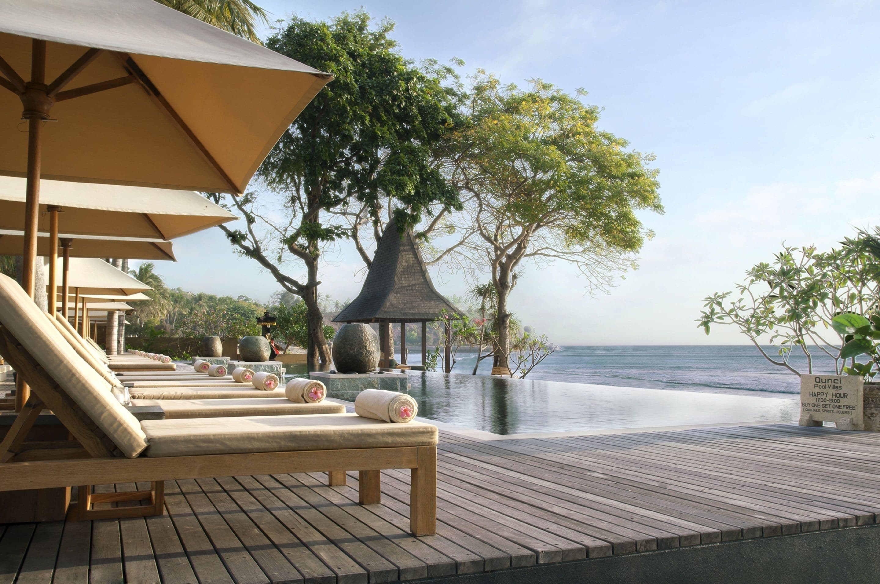 3 outdoor pools, open 7:00 am to 7:00 pm, pool umbrellas, pool loungers