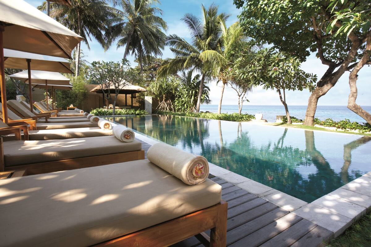 3 outdoor pools, open 7:00 am to 7:00 pm, pool umbrellas, pool loungers