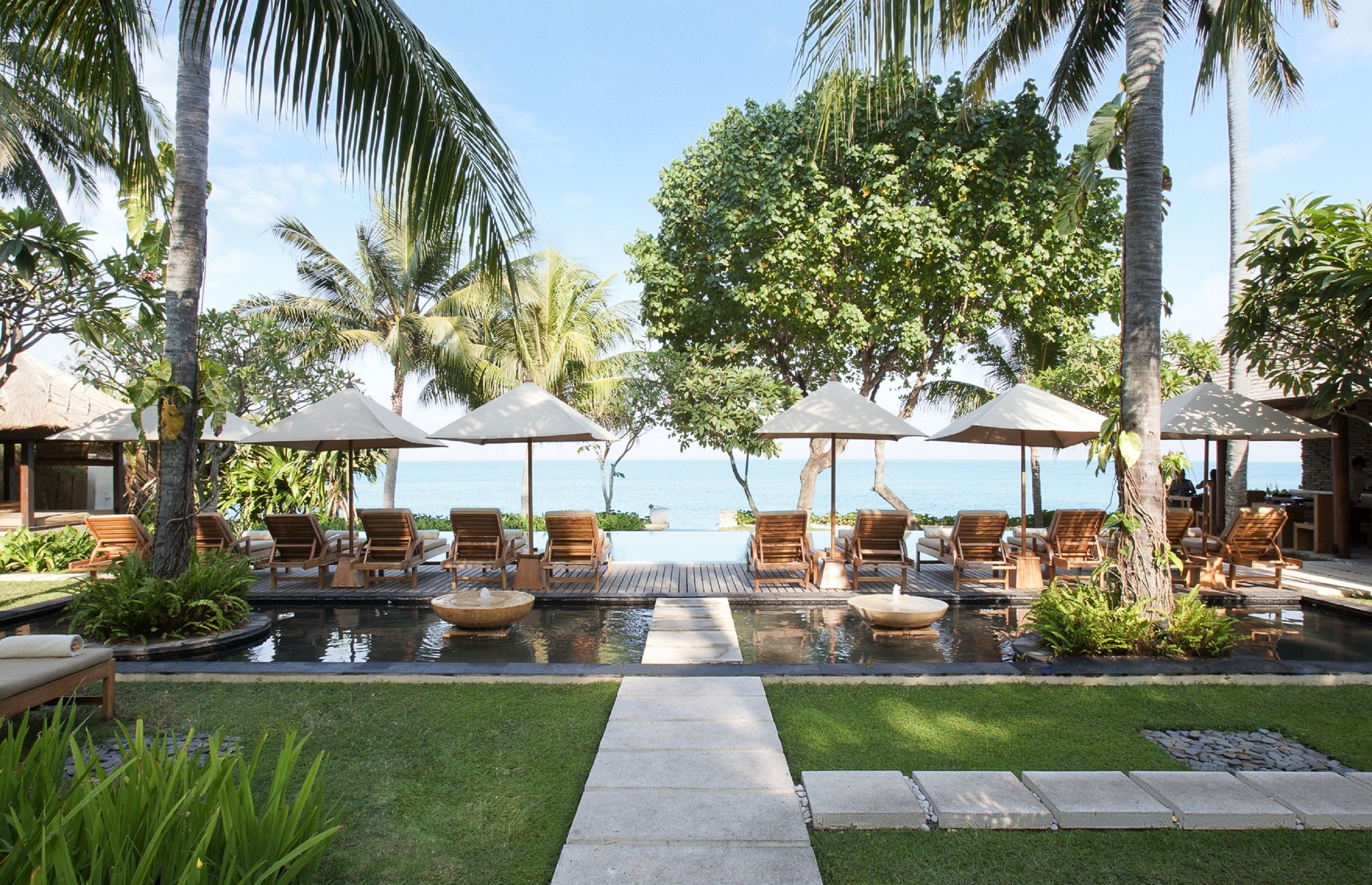 3 outdoor pools, open 7:00 am to 7:00 pm, pool umbrellas, pool loungers