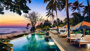 3 piscinas al aire libre (de 07:00 a 19:00), sombrillas, tumbonas