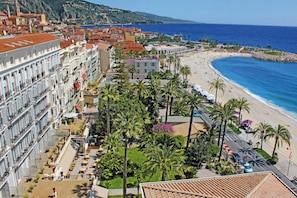 Una spiaggia nelle vicinanze