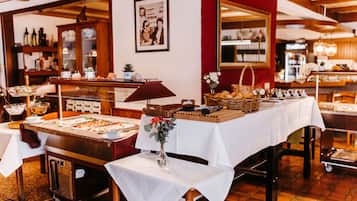 Free daily buffet breakfast