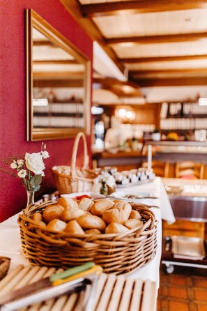 Lunch and dinner served, Regional cuisine - Akzent Hotel Zur Grünen Eiche (Bispingen)