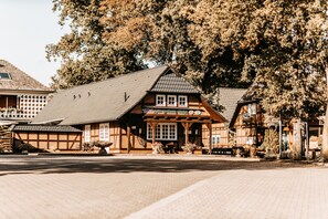 Lunch and dinner served, Regional cuisine - Akzent Hotel Zur Grünen Eiche (Bispingen)