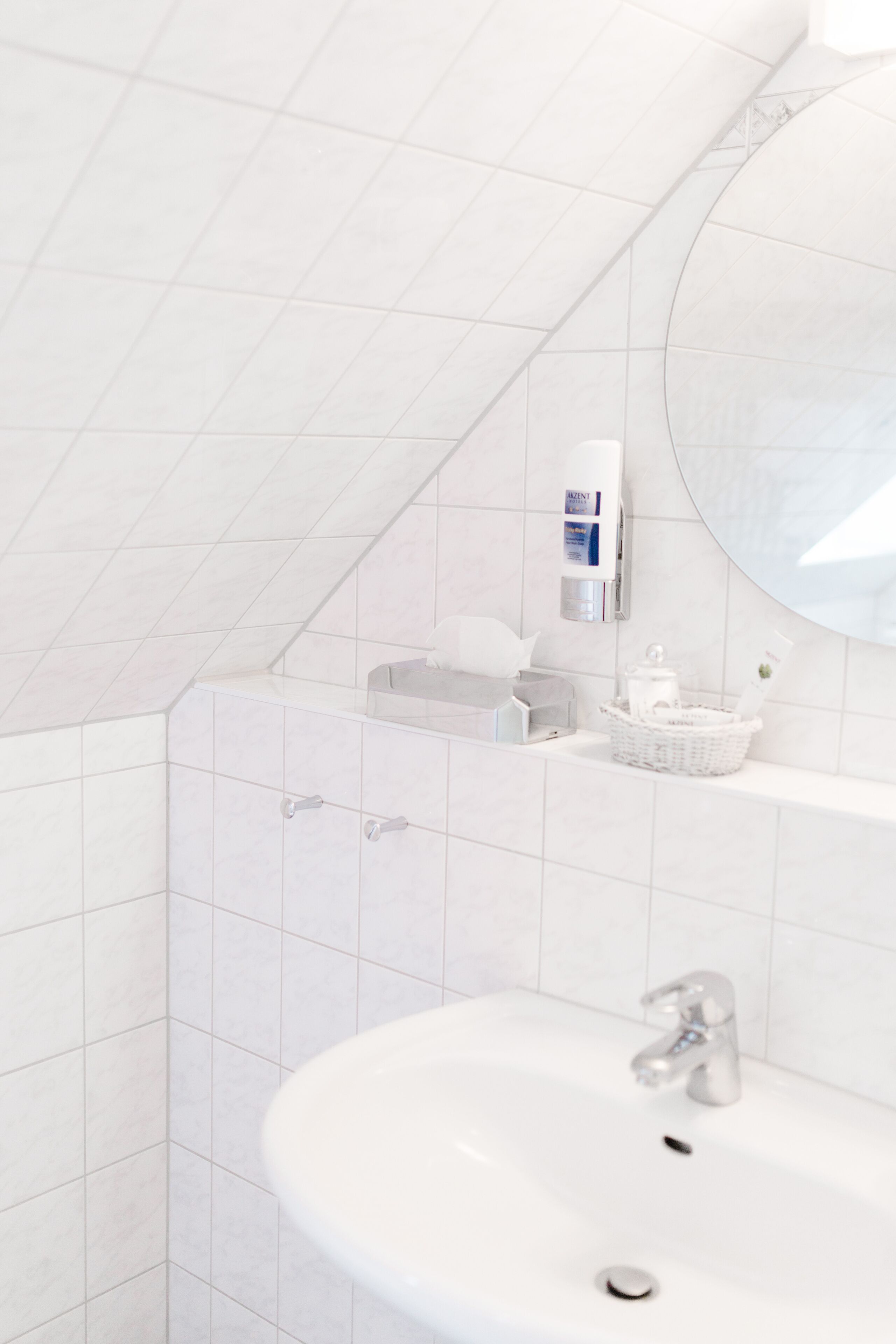 comfort single room | bathroom | shower, free toiletries, towels