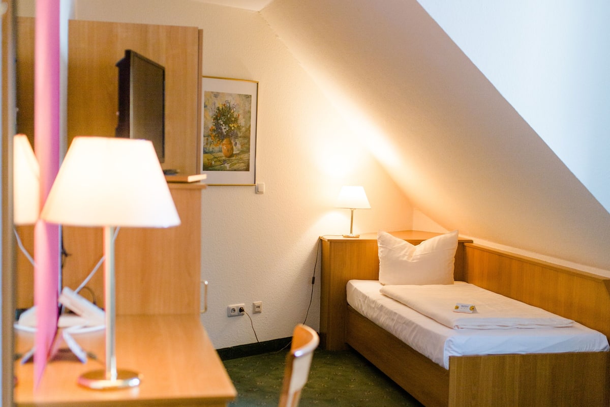 Comfort Single Room | Desk, free WiFi, bed sheets, wheelchair access
