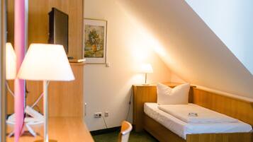 Comfort-Einzelzimmer | Schreibtisch, kostenloses WLAN, Bettwäsche, Rollstuhlgeeignet