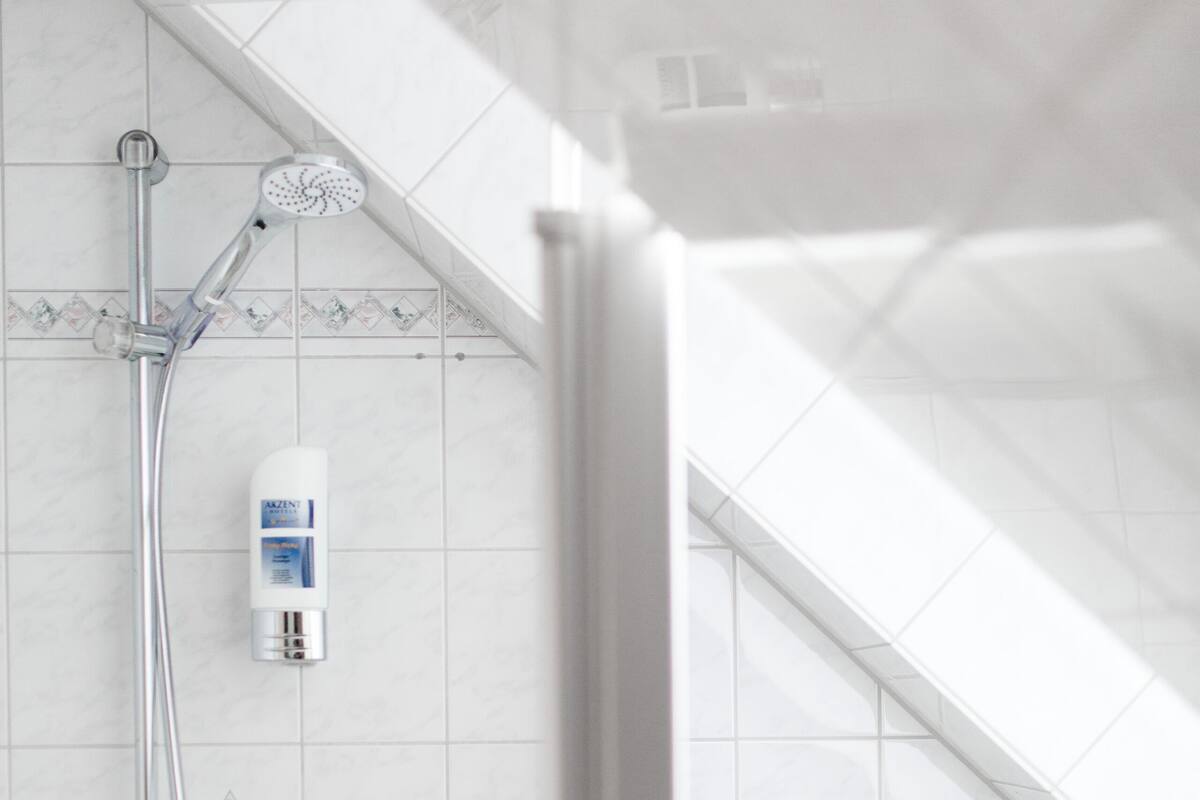 Kamar mandi | Shower, perlengkapan mandi gratis,  dan handuk
