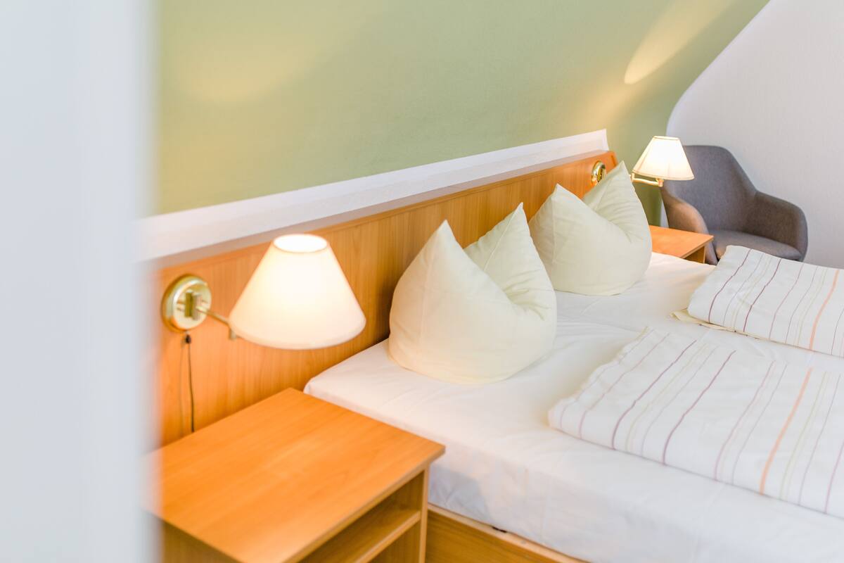 Kamar Double Standar | Meja kerja, Wi-Fi gratis, dan seprai linen