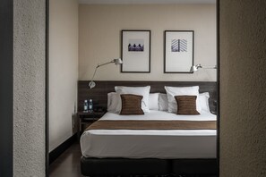 Standard Triple Room, 3 Twin Beds | Minibar, in-room safe, blackout drapes, free WiFi - Hotel Medium Valencia (Valencia)