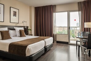 Minibar, coffres-forts dans les chambres, rideaux occultants