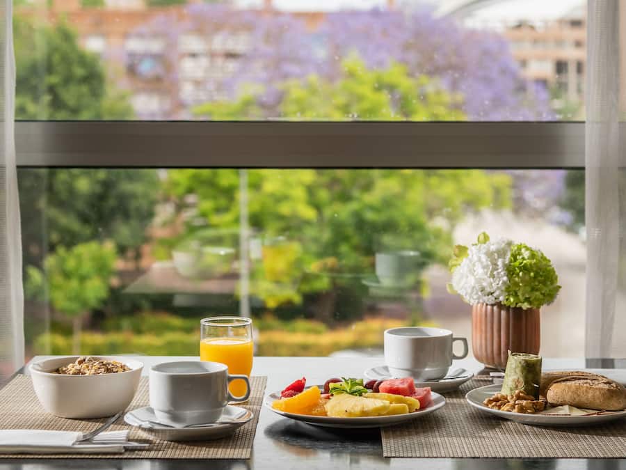 Buffetaamiainen viikonloppuisin (15 EUR per henkilö)