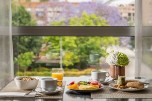 Desayuno buffet los fines de semana (EUR 15 por persona)