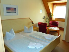 Comfort-Doppel- oder -Zweibettzimmer | Minibar, Zimmersafe, Verdunkelungsvorhänge, Babybetten