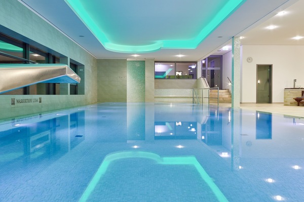 Kolam renang tertutup, kerusi lepak pantai