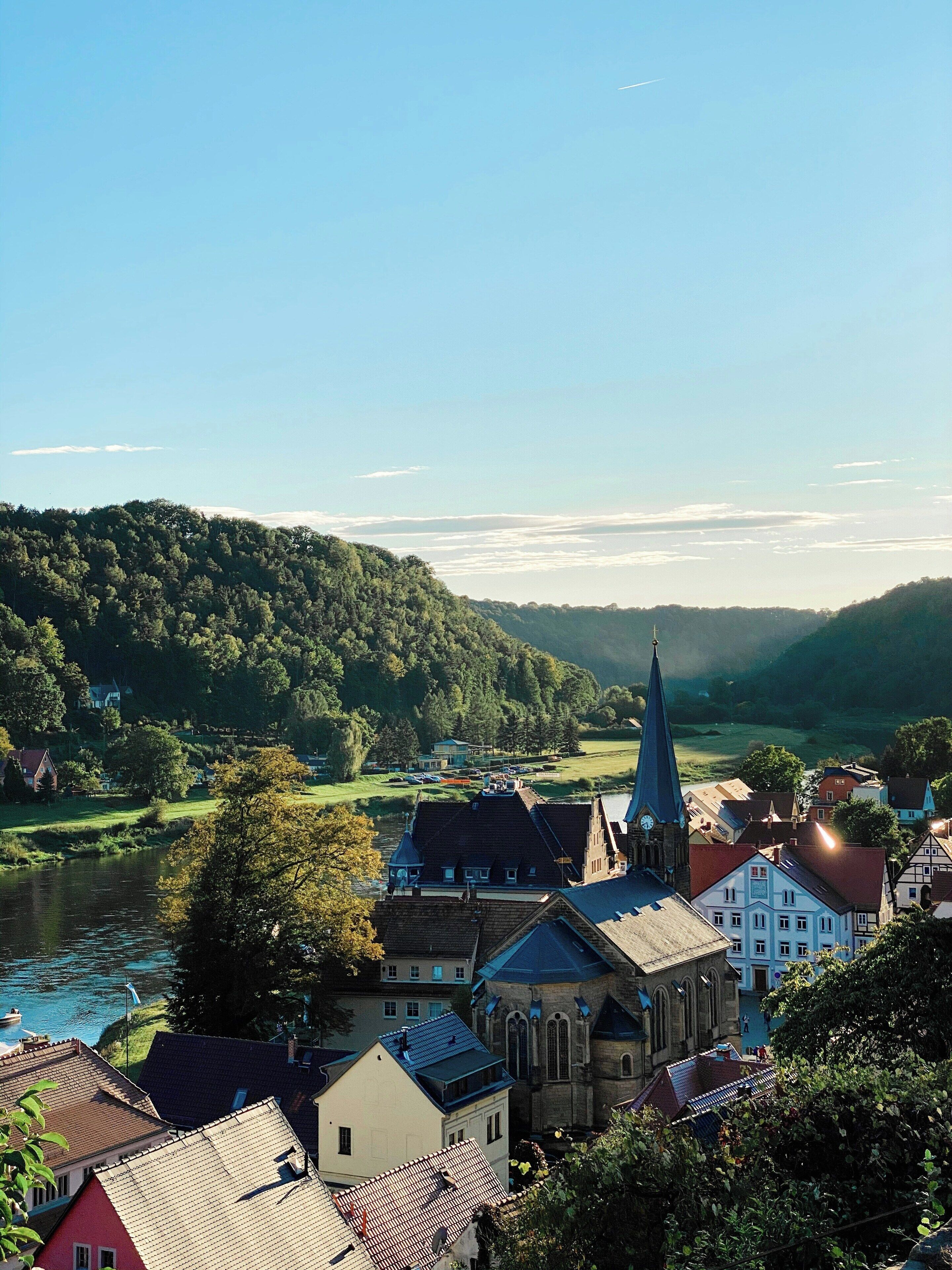Eine Stadt mit einer markanten Kirche und einem Fluss.